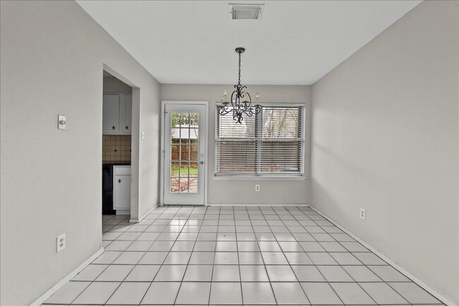 Building Photo - 2823 Forest Point Dr