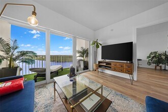 Building Photo - 300 Bayview Dr