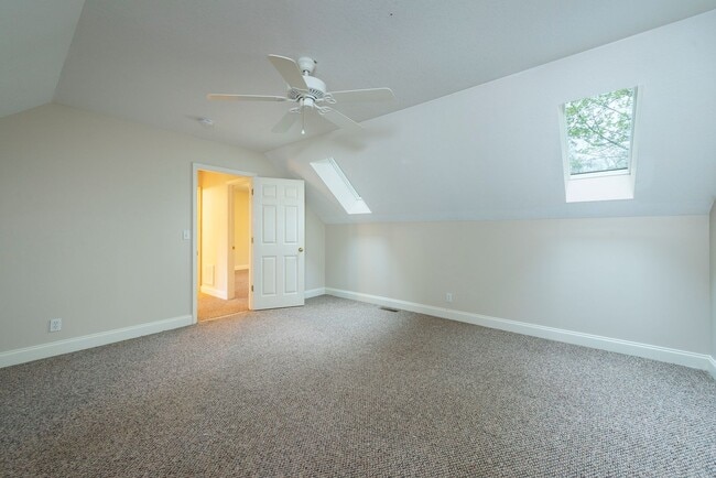 Building Photo - Black Mountain Townhouse Rental!
