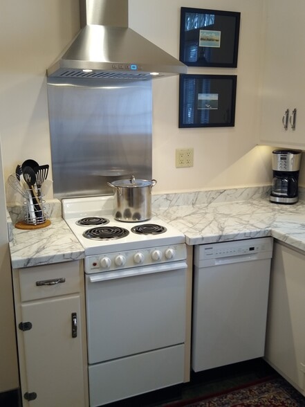 Kit. - 501 E Mississippi Dr