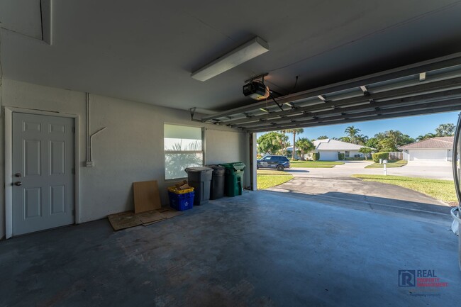 Building Photo - Beautifully renovated Tequesta POOL home 3...