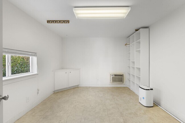 Building Photo - Elegant Living Minutes from the Medical Ce...