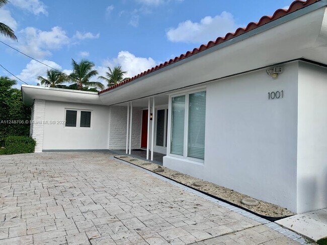 Building Photo - 1001 Surfside Blvd