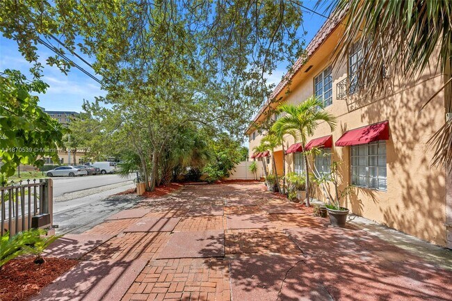 Building Photo - 1545 Miami Rd
