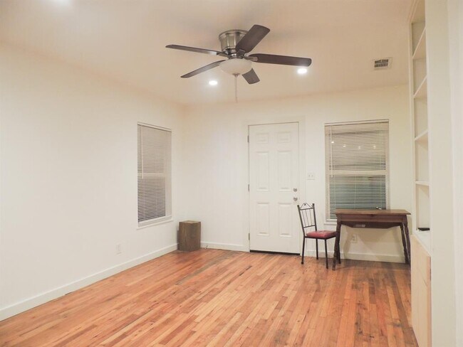 Building Photo - 1307 Deloney St