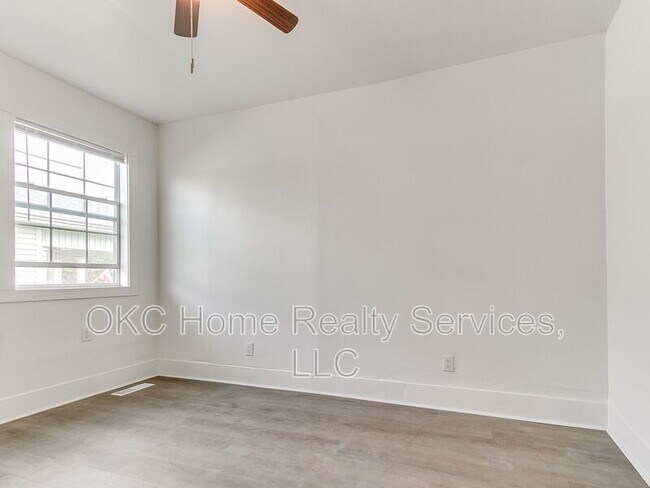 Building Photo - 1812 W Noble Ave