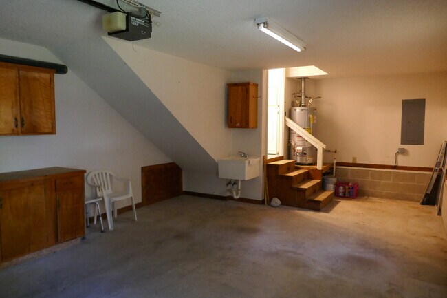 Building Photo - 368 Country Club Rd