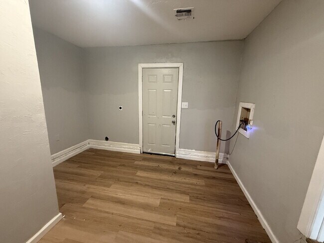 Building Photo - 4-Bedroom Home in Warr Acres