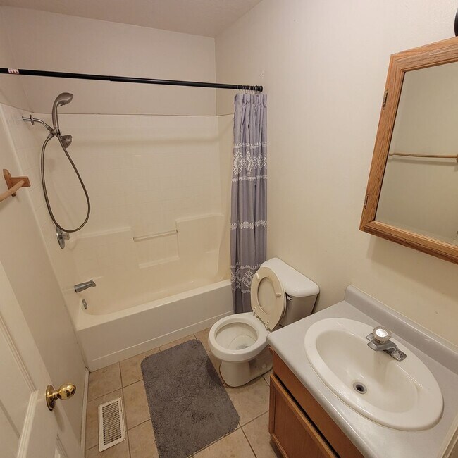 Building Photo - 3 Bedroom 2 Bathroom Duplex