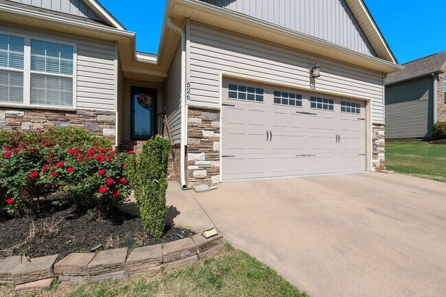 Building Photo - Lovely, Single Level, 3 Bedroom 2 Bath Home