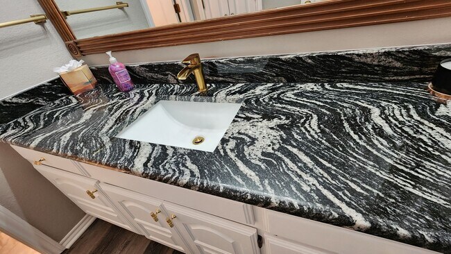 Building Photo - Remodeled with Luxurious Finishes!