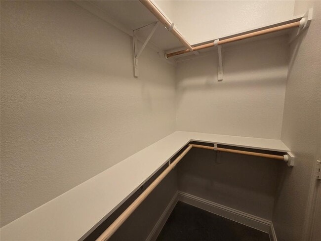 Building Photo - 800 Woodview Dr