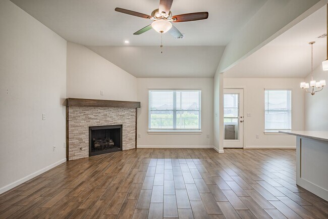 Building Photo - Welcome Home! This beautiful 3 bed home in...