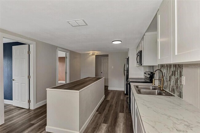 Building Photo - 304 San Carlos Ave