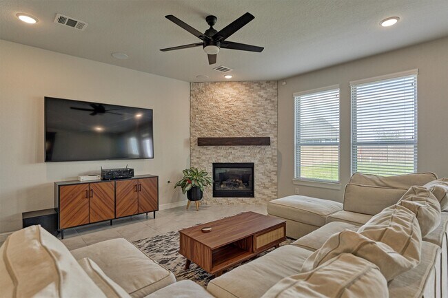Building Photo - 15846 Weston Ridge Dr