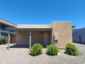 Building Photo - Beautiful 3 bedroom 2 bathroom with washer...