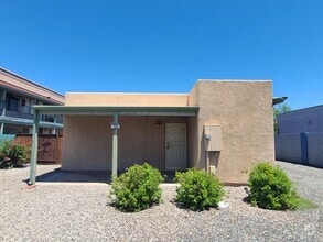 Building Photo - Beautiful 3 bedroom 2 bathroom with washer...