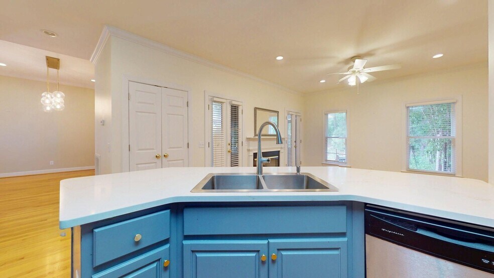 Building Photo - Spacious Townhome close to downtown Auburn...