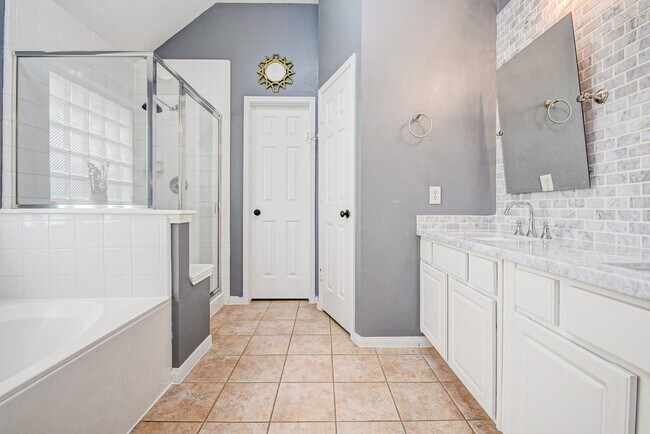Primary Bath - 3607 Glenhill Drive