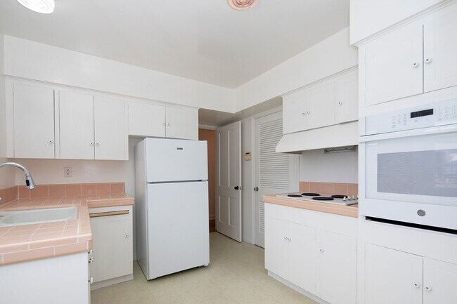 Building Photo - *OPEN HOUSE: 9/28 10-11AM* 2BD/1BA in La J...
