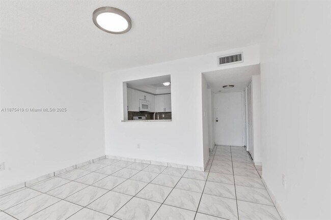 Building Photo - 9682 Fontainebleau Blvd