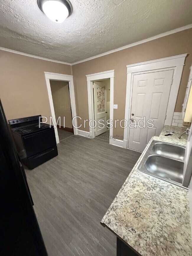 Building Photo - 932 Roslyn Ave SW