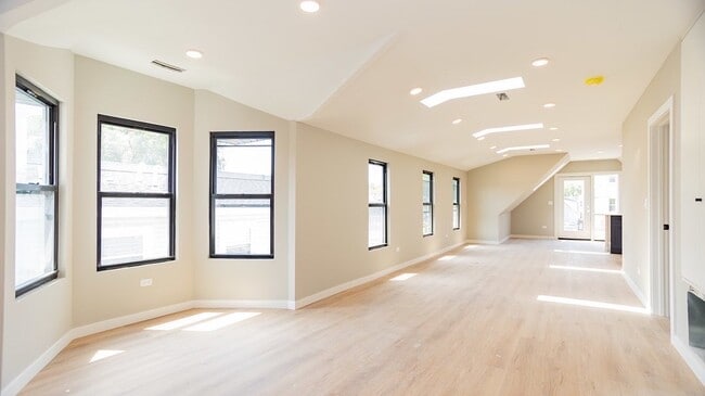 Building Photo - 3520 W Shakespeare Ave