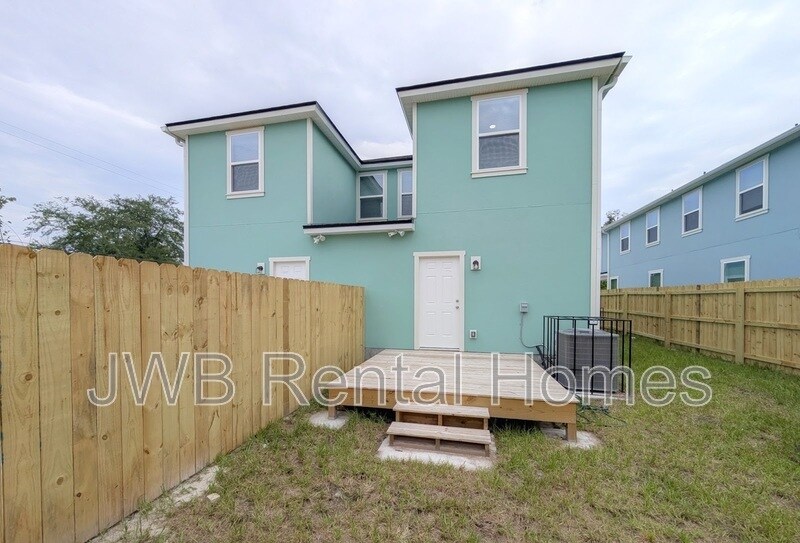 Building Photo - 262 E 18th St