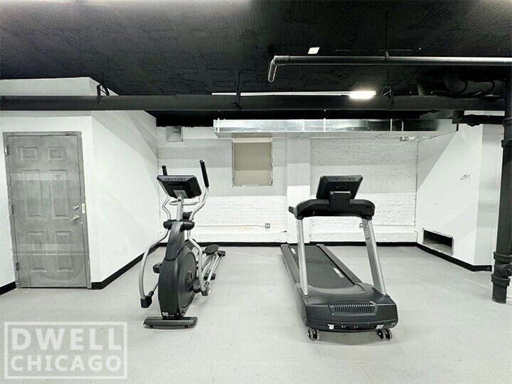 Building Photo - 940 W Carmen Ave