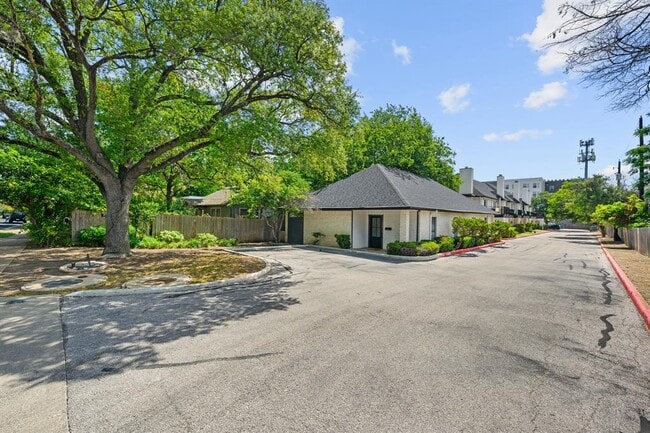 Building Photo - 1307 Kinney Ave
