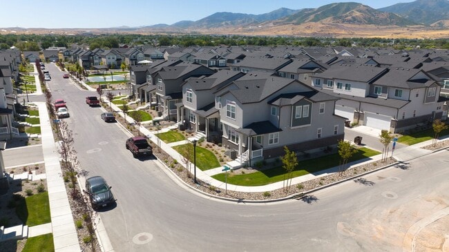Building Photo - GET THE FIRST MONTHS RENT FOR FREE!!!