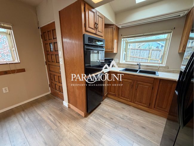 Building Photo - 3 Bedroom with Detached Garage and Office!