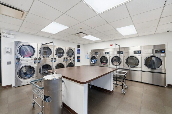 Building Photo - 2020 N Lincoln Park W