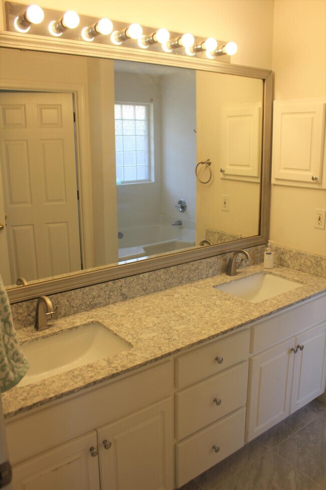 Building Photo - 2467 Heritage Cir