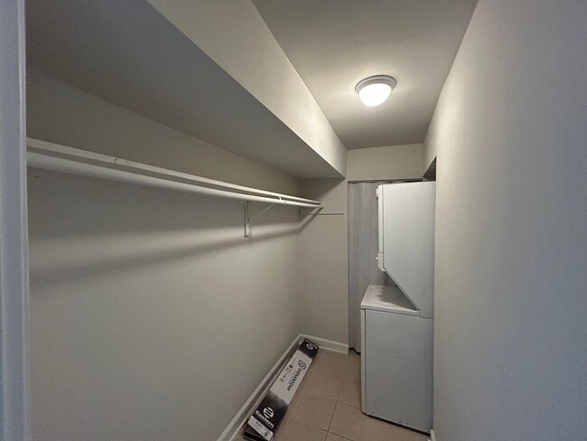 Building Photo - Renovated 1 bdrm, 1 bath Apt
