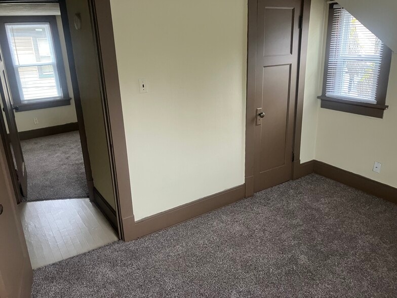 Building Photo - 1303 N Hawley Rd