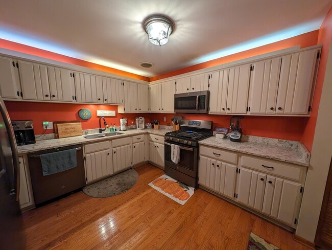 Building Photo - 607 Tamarack Dr W