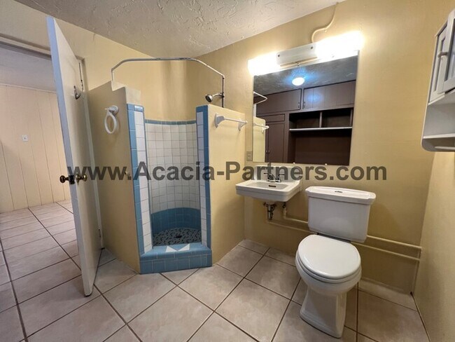 Building Photo - Centrally located Two Bedroom Home