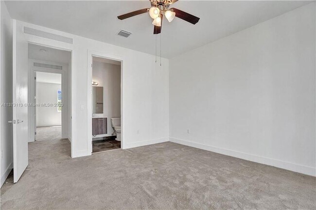 Building Photo - 400 NE 35th Ct