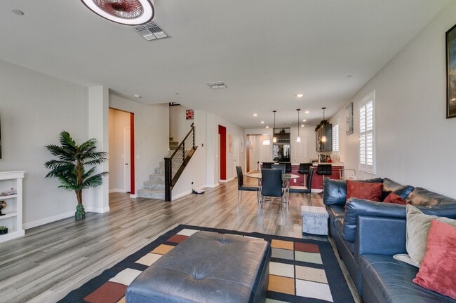 Building Photo - Furnished 5-Bedroom Home with Two Primary Suites