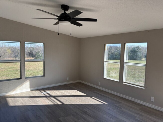 Building Photo - Rural 3/2 on Three Acres!