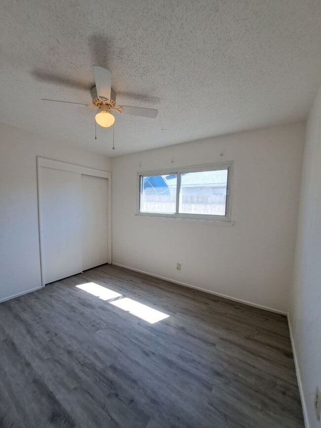 Building Photo - Amazing 3 Bedroom Home Near Cedar and Gett...