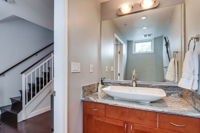 Building Photo - Luxury  Unit in Little Italy