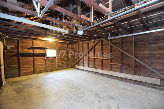 Building Photo - Charming Home in the Heart of Oregon City