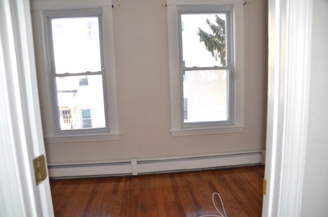 Building Photo - 10-10 Howard St