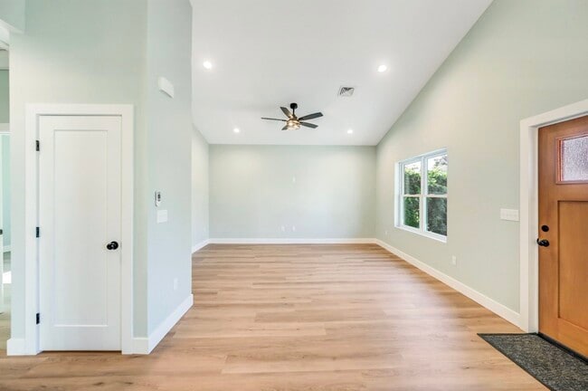 Building Photo - 515 Harrison Ave