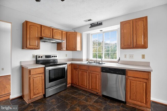 Building Photo - 22513 Castle Pollard Way