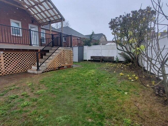 Building Photo - Charming 4 bed, 2 bath, fully fenced, covered deck in convenient location.