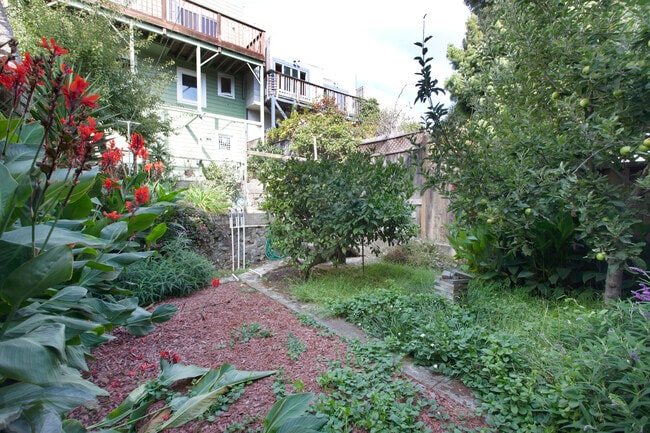 Building Photo - 587 Rhode Island St