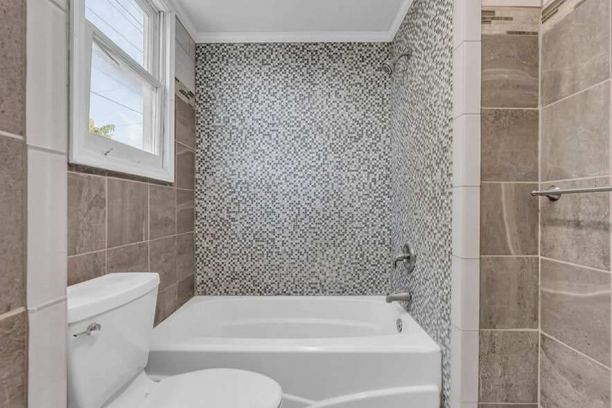 Building Photo - 1425 College St